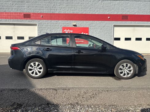 Used 2024 Toyota Corolla LE image 2