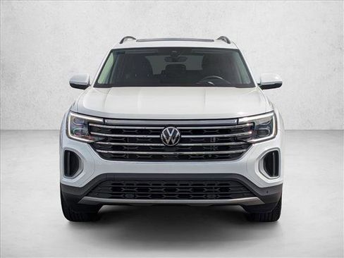 Used 2024 Volkswagen Atlas SE w/ Panoramic Sunroof Package image 2