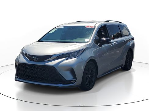 Certified 2023 Toyota Sienna XSE FWD image 3