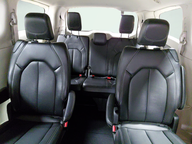 Used 2024 Chrysler Pacifica Touring-L FWD image 21