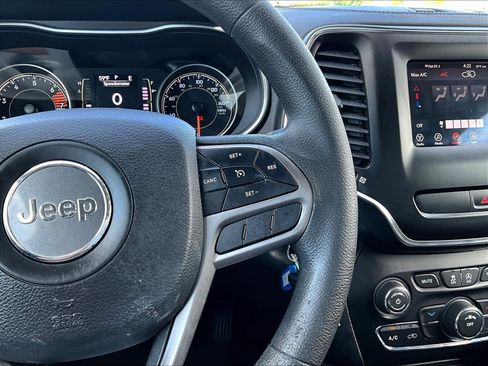 Used 2019 Jeep Cherokee Latitude w/ Popular Appearance Group AWD/4WD image 12