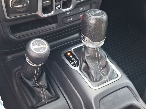 Used 2018 Jeep Wrangler Unlimited Sahara image 25