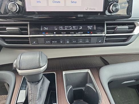 Used 2021 Toyota Sienna XLE image 20