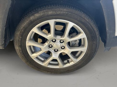 Used 2023 Jeep Compass Latitude w/ Sun and Sound Group AWD/4WD image 9
