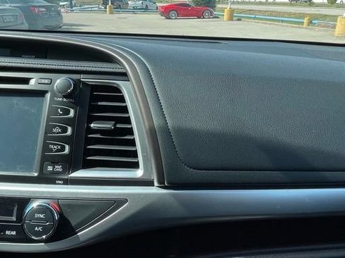 Used 2015 Toyota Highlander XLE AWD/4WD image 31