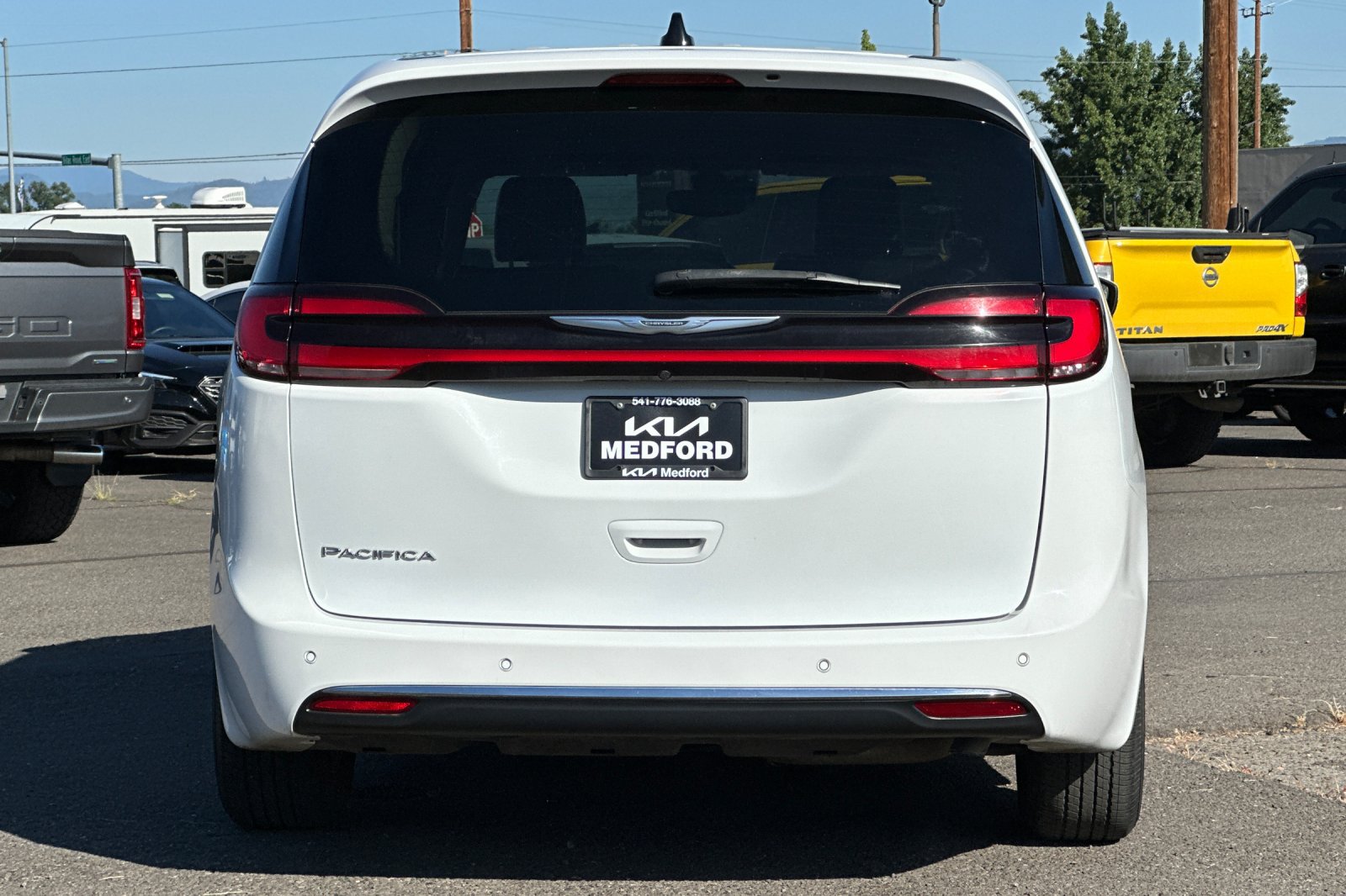 Used 2023 Chrysler Pacifica Touring-L FWD image 5