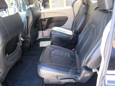 Used 2017 Chrysler Pacifica Touring-L FWD image 17