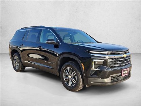 Used 2024 Chevrolet Traverse LT image 3