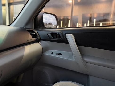 Used 2012 Toyota Highlander FWD w/ Cold Weather Pkg image 10