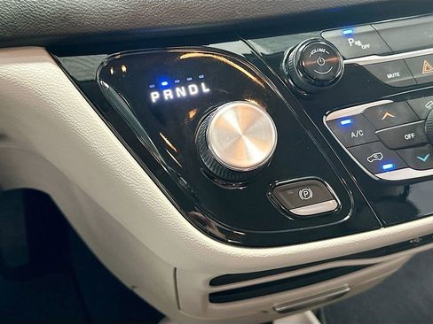 Used 2019 Chrysler Pacifica L FWD image 17