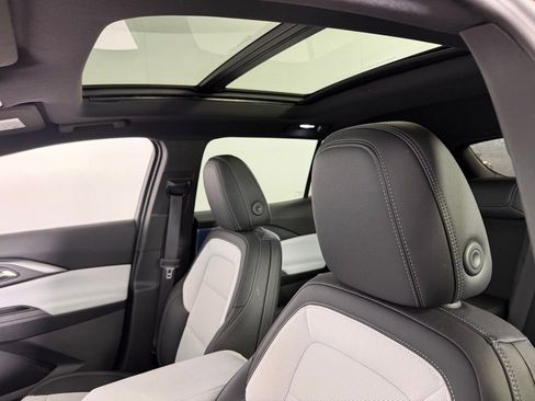 Used 2025 Chevrolet Equinox EV LT image 23