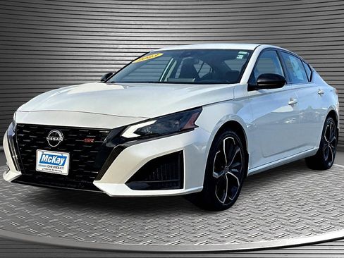 Used 2023 Nissan Altima 2.5 SR w/ SR Premium Package image 3