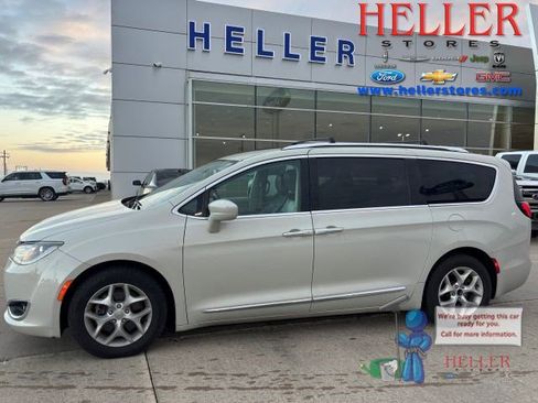 Used 2017 Chrysler Pacifica Touring-L Plus w/ Tire & Wheel Group image 1