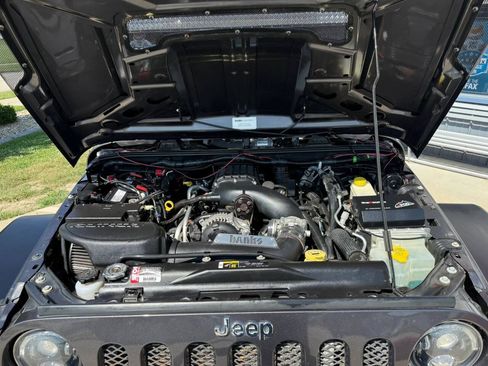 Used 2017 Jeep Wrangler Unlimited Rubicon w/ Connectivity Group AWD/4WD image 22
