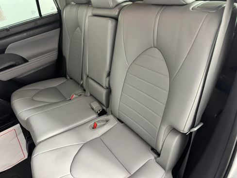 Used 2021 Toyota Highlander XLE image 38