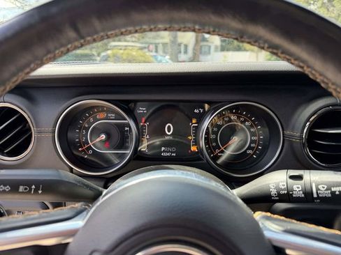 Used 2022 Jeep Wrangler Unlimited Sahara AWD/4WD image 26