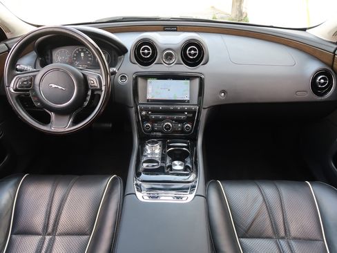 Used 2016 Jaguar XJ Supercharged image 10