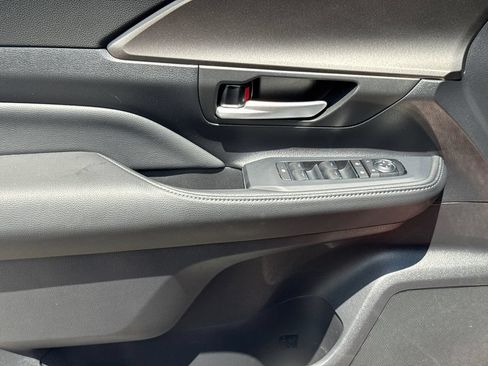 Used 2024 Toyota Grand Highlander XLE FWD image 12