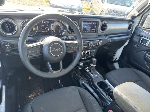 Used 2023 Jeep Wrangler Unlimited image 22