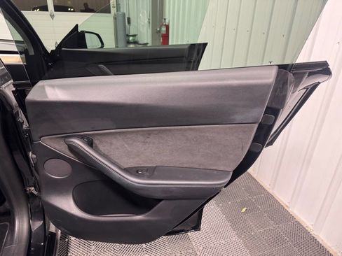 Used 2021 Tesla Model Y Long Range image 24