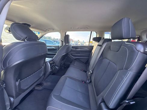 Used 2023 Jeep Grand Cherokee L Laredo image 11