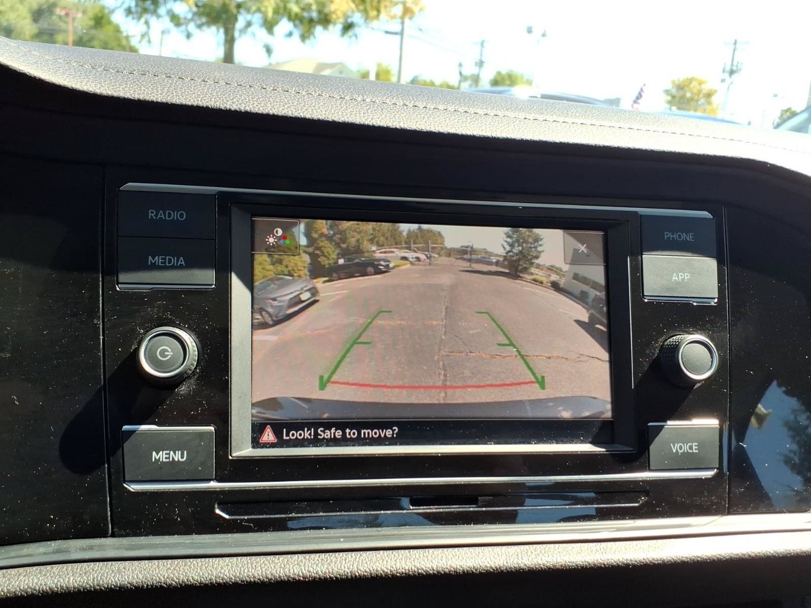Certified 2023 Volkswagen Jetta SE w/ Panoramic Sunroof Package FWD image 19