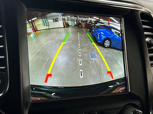 Used 2018 Jeep Grand Cherokee Altitude image 21