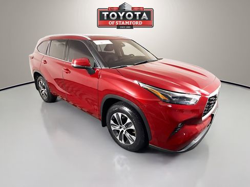 Used 2022 Toyota Highlander XLE AWD/4WD image 1