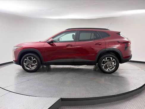 Used 2025 Chevrolet Trax LT w/ LT Convenience Package FWD image 3
