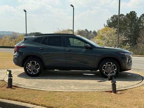 Used 2025 Chevrolet Trax LT image 8