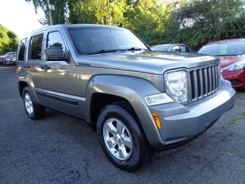 Used 2012 Jeep Liberty Sport image 3