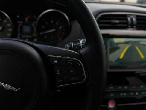 Used 2018 Jaguar F-PACE Premium image 33