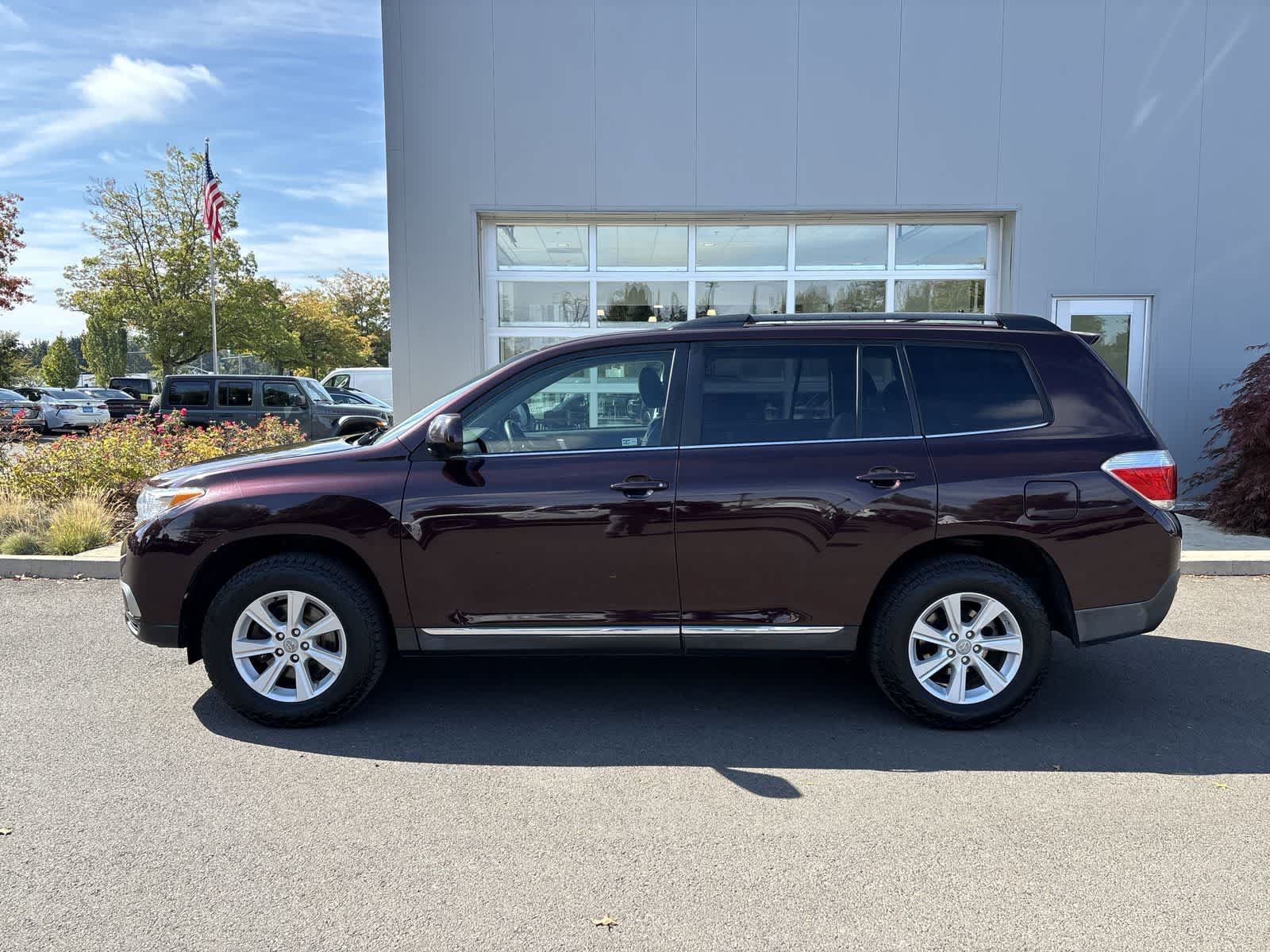 Used 2012 Toyota Highlander SE w/ Tow Pkg AWD/4WD image 2