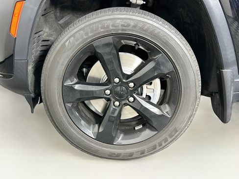 Used 2023 Jeep Grand Cherokee L Laredo AWD/4WD image 11