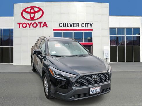 Used 2023 Toyota Corolla Cross LE image 1