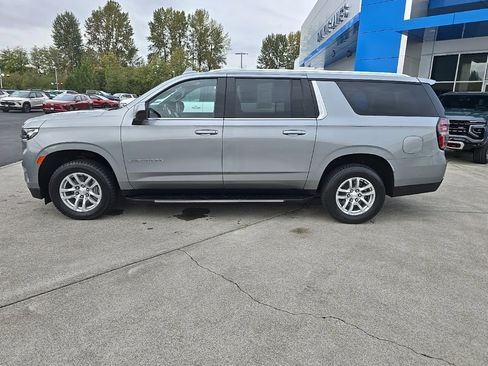 Used 2023 Chevrolet Suburban LT image 2