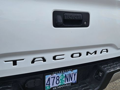Used 2018 Toyota Tacoma SR5 AWD/4WD image 24