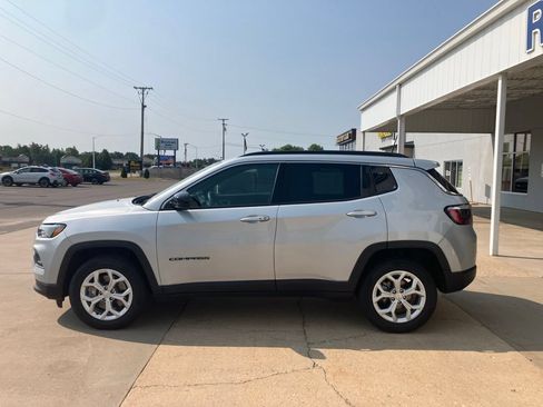 Used 2024 Jeep Compass Latitude AWD/4WD image 4