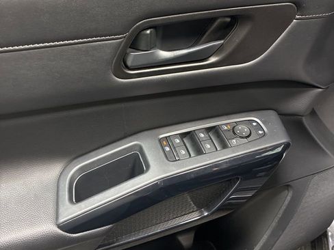 Used 2024 Nissan Pathfinder S image 11