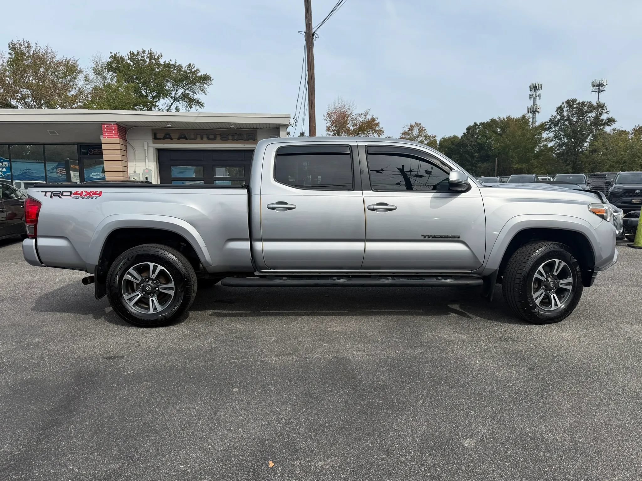 Used 2017 Toyota Tacoma TRD Sport w/ Tow Package AWD/4WD image 2