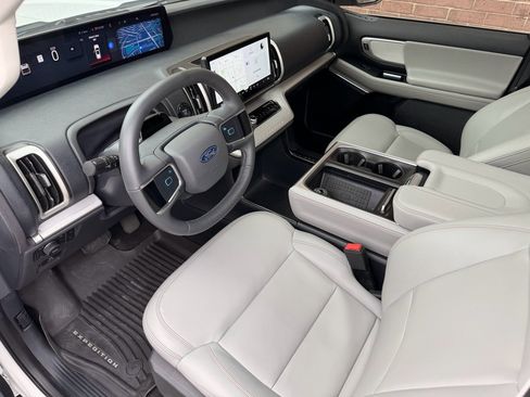 Used 2025 Ford Expedition Active image 13