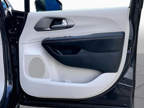Used 2019 Chrysler Pacifica Limited FWD image 22