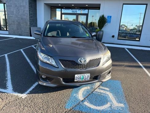Used 2010 Toyota Camry SE FWD image 2