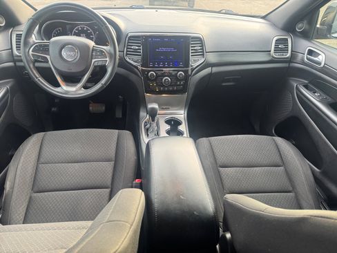 Used 2019 Jeep Grand Cherokee Laredo w/ 18" Wheel & 8.4" Radio Group image 17