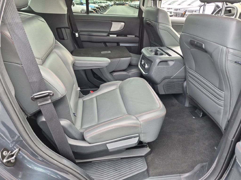 Used 2025 Ford Expedition Active AWD/4WD image 32