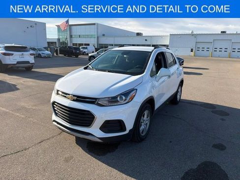 Used 2018 Chevrolet Trax LT w/ Driver Confidence Package FWD image 2