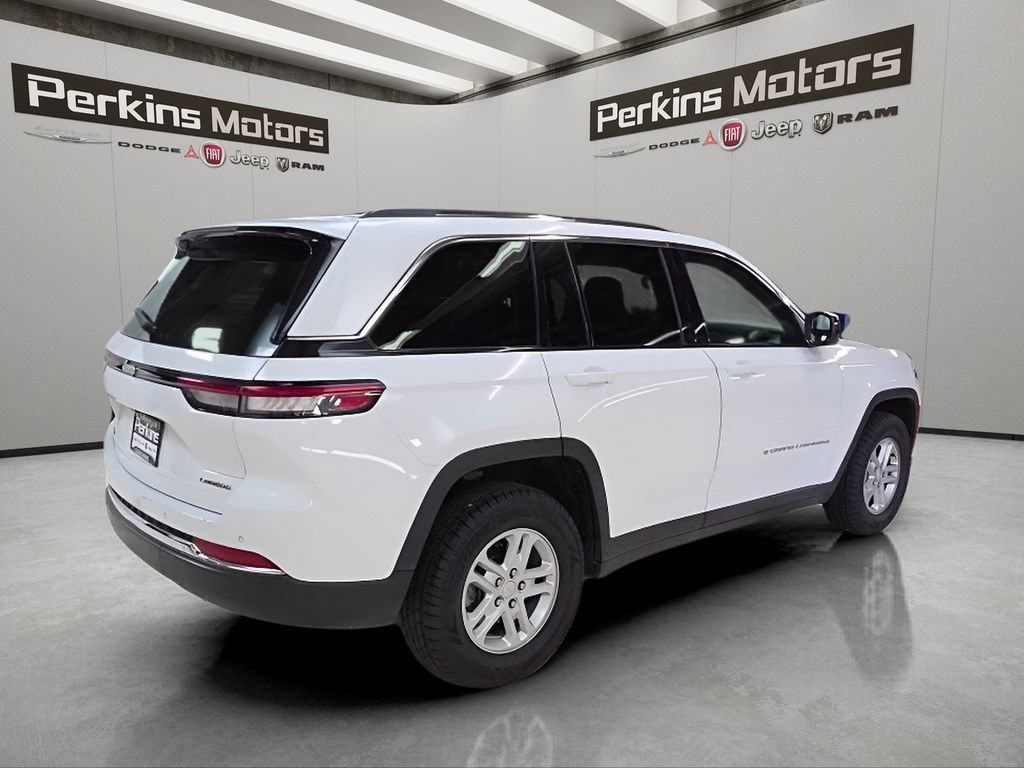 Used 2023 Jeep Grand Cherokee Laredo AWD/4WD image 5