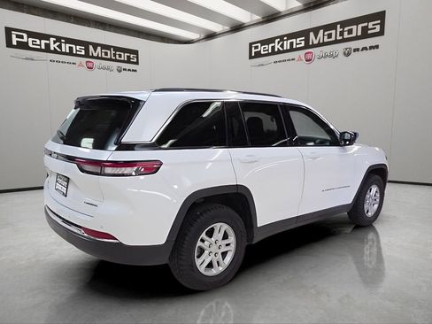 Used 2023 Jeep Grand Cherokee Laredo AWD/4WD image 5