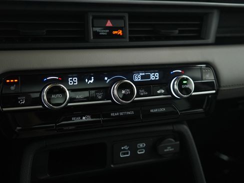 Used 2025 Honda Pilot Touring image 25