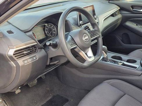 Used 2025 Nissan Altima 2.5 SV FWD image 10